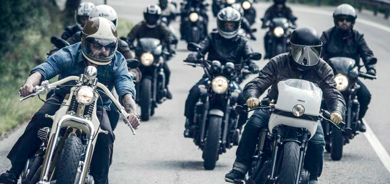 Proliferan los grupos de moteros estilo racer